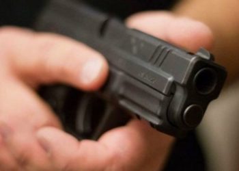 طنجة .. موظف شرطة يضطر لاستعمال سلاحه الوظيفي لتوقيف شخص من ذوي السوابق
