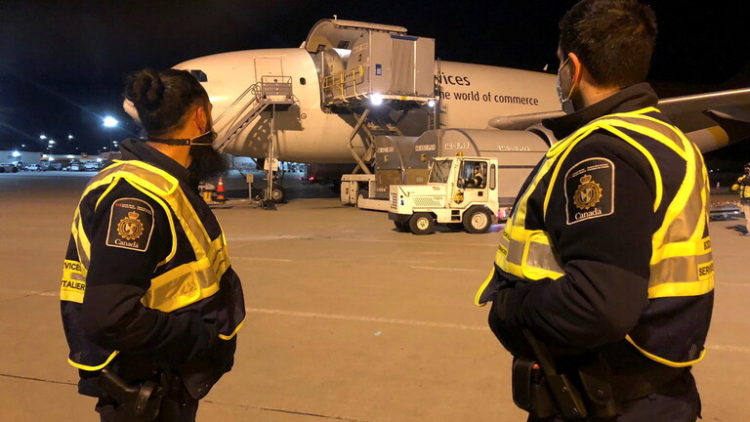 كندا .. وصول أول دفعة من لقاح “فايزر” ضد كورونا