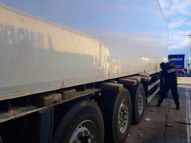 ميناء طنجة المتوسط.. إحباط محاولة تهريب طن و220 كيلوغراما من مخدر الشيرا على متن شاحنة للنقل الدولي