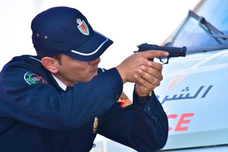 العيون.. حارس أمن يضطر لاستخدام سلاحه الوظيفي لتوقيف سائق حاول الفرار بعد تسببه في حادثة سير عمدية