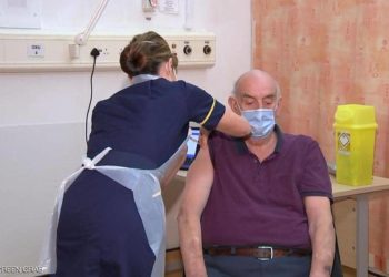 بريطانيا .. أول شخص بالعالم يتلقى لقاح أكسفورد مريض بالكلي
