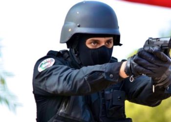 فاس.. ضابط شرطة يضطر لاستعمال سلاحه الوظيفي لتوقيف أشخاص عرضوا المواطنين وعناصر الشرطة لاعتداء جدي وخطير