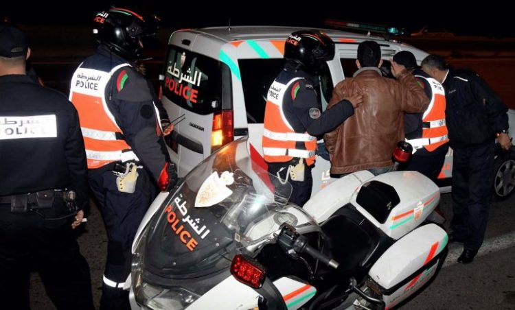 فاس .. موظف شرطة يضطر  لاستعمال سلاحه الوظيفي بشكل تحذيري في تدخل أمني لتوقيف شخص جانح