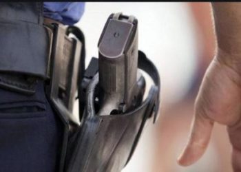 الريش .. مقدم شرطة يضطر لاستعمال سلاحه الوظيفي لتوقيف شخص تظهر عليه علامات خلل عقلي هاجم دورية للأمن بواسطة السلاح الأبيض