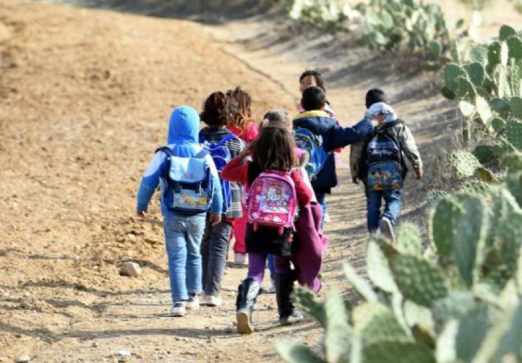 وزارة التربية الوطنية تعفي أولياء التلاميذ من التأشير  للاستفادة من المنح