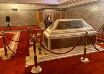 نشطاء فايسبوكيين ينتقدون زيارة الإعلامي التيجني للزاوية البودشيشية