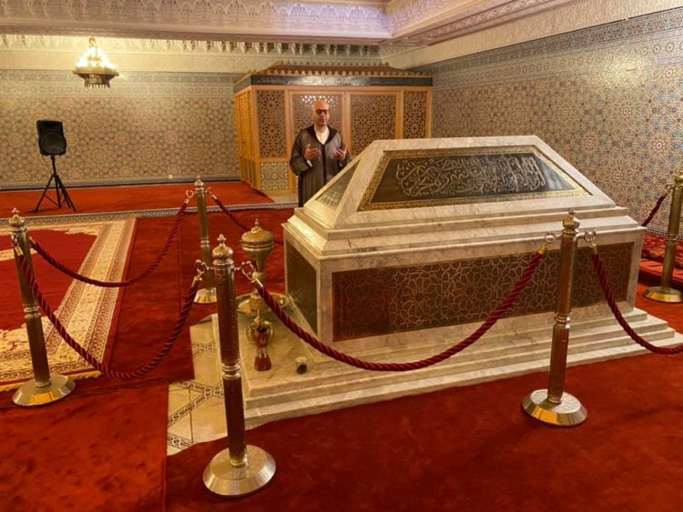 نشطاء فايسبوكيين ينتقدون زيارة الإعلامي التيجني للزاوية البودشيشية