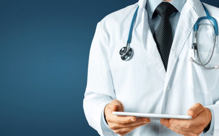 الحكومة تفتح المجال أمام الأجانب  لمزاولة مهنة الطب