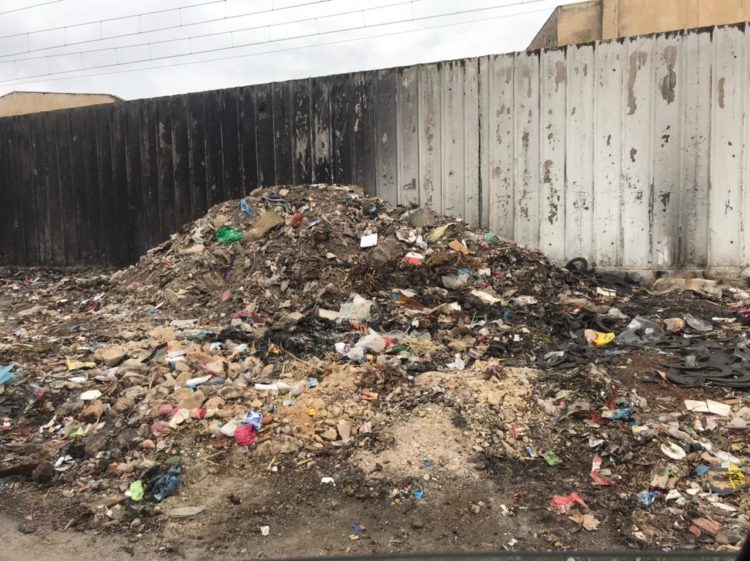 سكان حي الوحدة ببنسودة يشتكون من تراكم الأزبال.. ويطالبون برفع الضرر