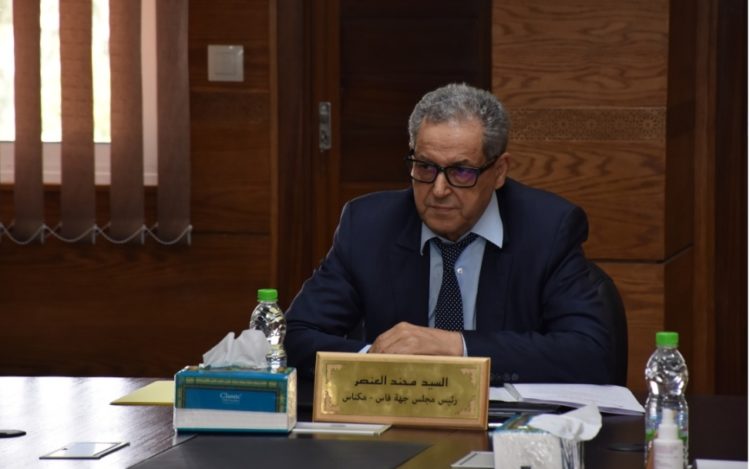 لعنصر يقدم آخر مستجدات العقد بينه وبين الدولة