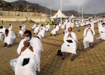 الحجاج ينفرون من مزدلفة لرمي الجمرات ويبدؤون مناسك يوم النحر