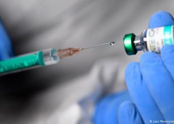 توسيع الفئة المستهدفة بالتلقيح لتشمل الأعمار من 35 إلى 39 عاما