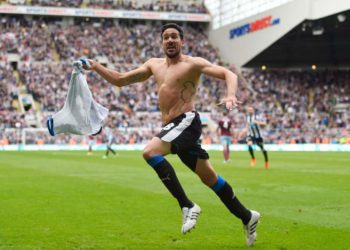 اللاعب الذي قهر المرض وأنقذ فريقه من النزول للدرجة الثانية