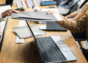 استئاف العمل في الادارات العمومية والجماعات الترابية والمؤسسات العمومية يوم الجمعة