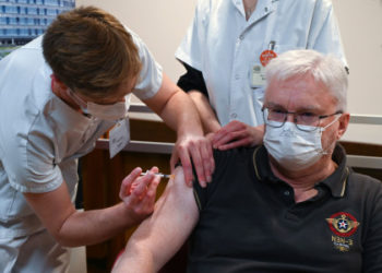 ماكرون .. جرعة ثالثة  لكبار السن والأشخاص الأكثر عرضة للإصابة بـ”كورونا”