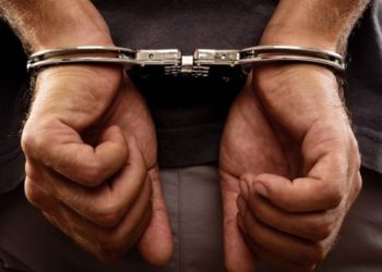 أمن وجدة يعتقل شخص متلبس بتخزين وترويج مواد غذائية منتهية الصلاحية