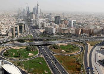 بعد رصد أول حالة لمتحور أوميكرون.. السعودية تستبعد العودة للحجر الصحي