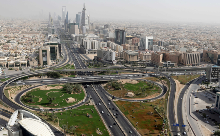 بعد رصد أول حالة لمتحور أوميكرون.. السعودية تستبعد العودة للحجر الصحي