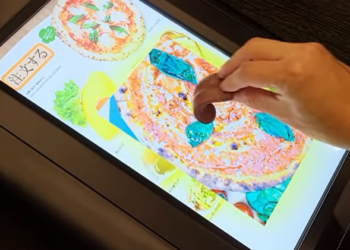 ياباني يطور شاشة لوح رقمية تتيح تذوق الأطعمة من خلال لعقها باللسان