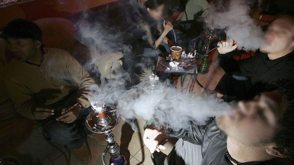 الدار البيضاء..تقديم الشيشة بدون ترخيص ومحاولة إرشاء عميد شرطة يجران مالك مقهى إلى القضاء
