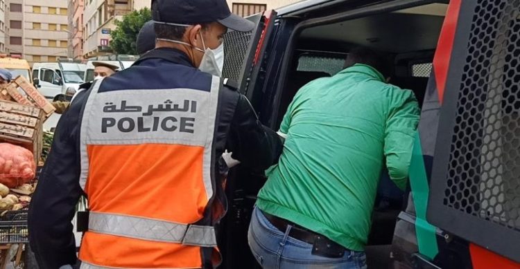 توقيف خمسة أشخاص للاشتباه في تورطهم في تهريب المخدرات وتزوير جوازات التلقيح