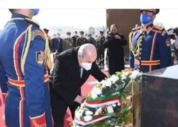 اذا كان بيتك من زجاج فلا ترمي الناس بالحجر