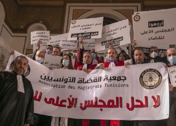 تونس.. تظاهر مئات القضاة والمحامين على قرار  حل  المجلس الأعلى للقضاء