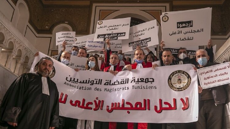 تونس.. تظاهر مئات القضاة والمحامين على قرار  حل  المجلس الأعلى للقضاء
