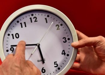 اعتماد التوقيت الزمني المتوسط لخط غرينيتش ابتداء من يوم  الأحد