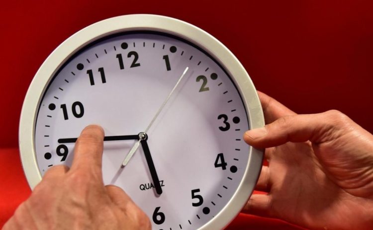 اعتماد التوقيت الزمني المتوسط لخط غرينيتش ابتداء من يوم  الأحد