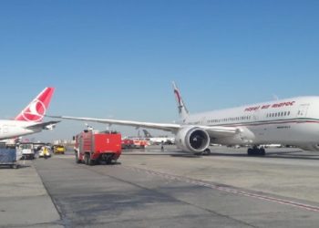 توقيف عدد من الأشخاص بعد تعريض ركاب طائرة للخطر لمحاولة الهجرة غير الشرعية