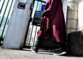 فرنسا بصدد منع ارتداء العباية في المدارس