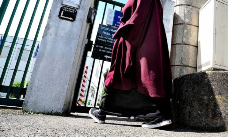 فرنسا بصدد منع ارتداء العباية في المدارس