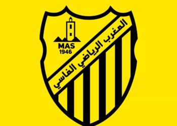 المغرب الفاسي يندد بالأخطاء التحكيمية في مقابلة الفتح