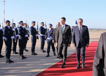 رئيس الحكومة الإسبانية يحل بالمغرب