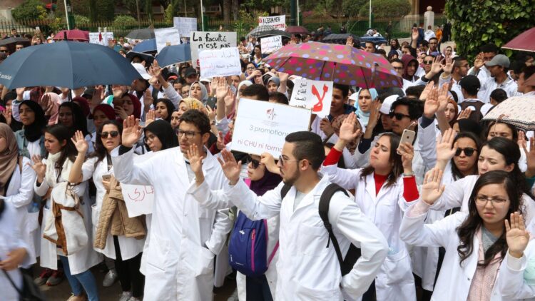 طلبة كليات الطب وطب الأسنان والصيدلة يعبرون عن رفضهم لقرار تقليص مدة التكوين