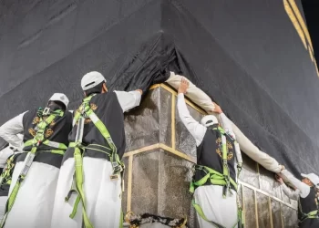 الهيئة العامة للعناية بشؤون الحرمين ترفع ستار الكعبة المشرفة