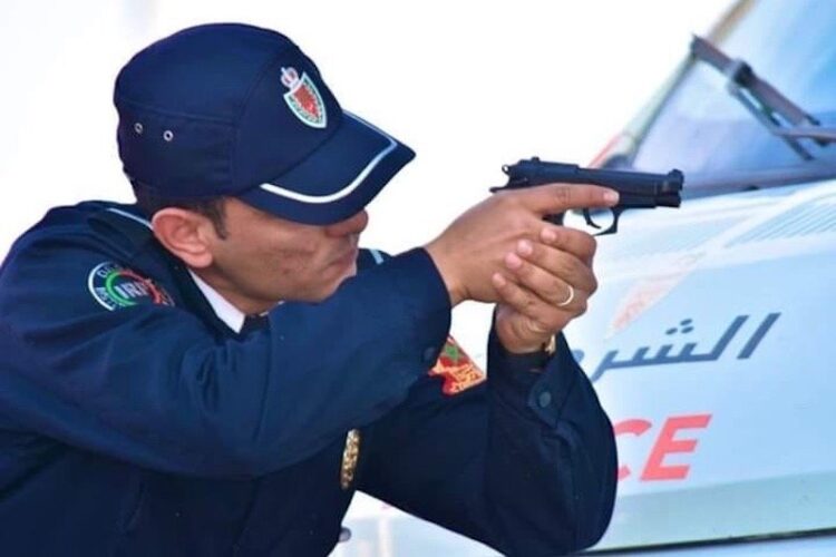شرطي يستعمل سلاحه الوظيفي لتوقيف شخصين عرضا موظفي الشرطة لتهديد جدي وخطير