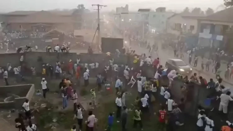 غينيا..وفاة العشرات في اشتباكات بين مشجعين خلال مباراة كرة قدم