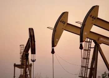 أسعار النفط تواصل خسائرها