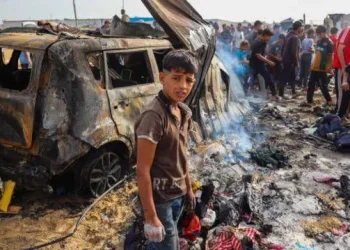 مقتل عدد من الفلسطينيين قرب مركز مساعدات وسقوط ثلاثة جنود إسرائيليين بغزة