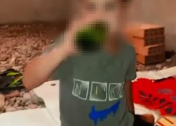 عاجل.. توقيف أحد المتورطين في إجبار طفل على شرب مادة مسكرة